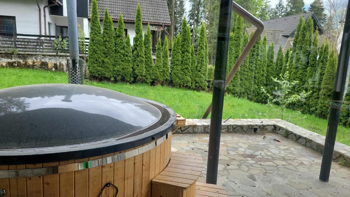 Ciubărul cu apă caldă, în curtea vilei